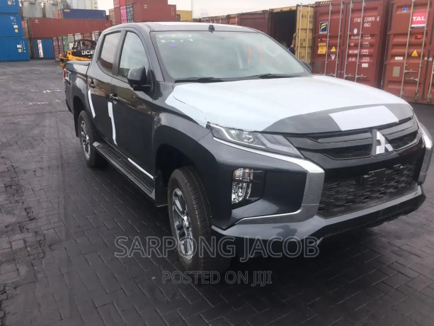 new-mitsubishi-l200-2023-black-big-1