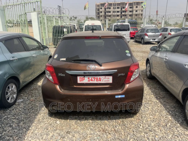 toyota-vitz-10-fwd-3dr-2013-brown-big-1