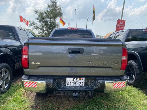 toyota-tundra-2016-gray-big-1