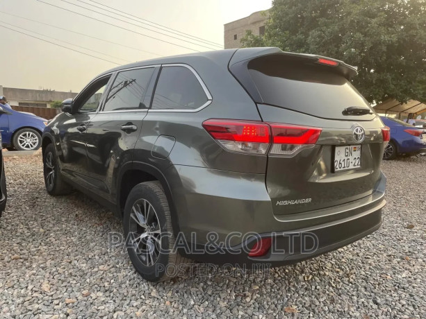 toyota-highlander-le-4x2-v6-35l-6cyl-8a-2018-green-big-2