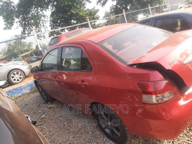 toyota-yaris-2010-red-big-1