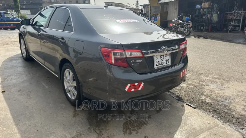 toyota-camry-2012-gray-big-0