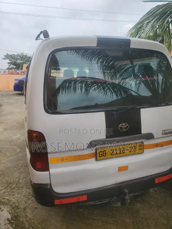 toyota-hiace-2000-white-big-0