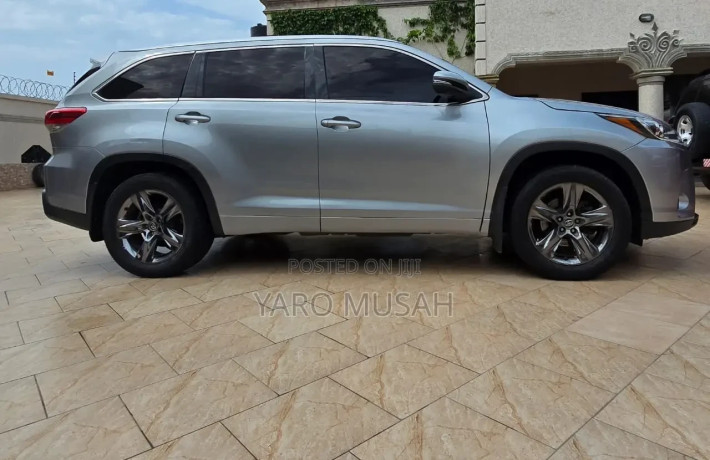 toyota-highlander-2018-gray-big-1