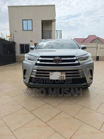 toyota-highlander-2018-gray-big-0