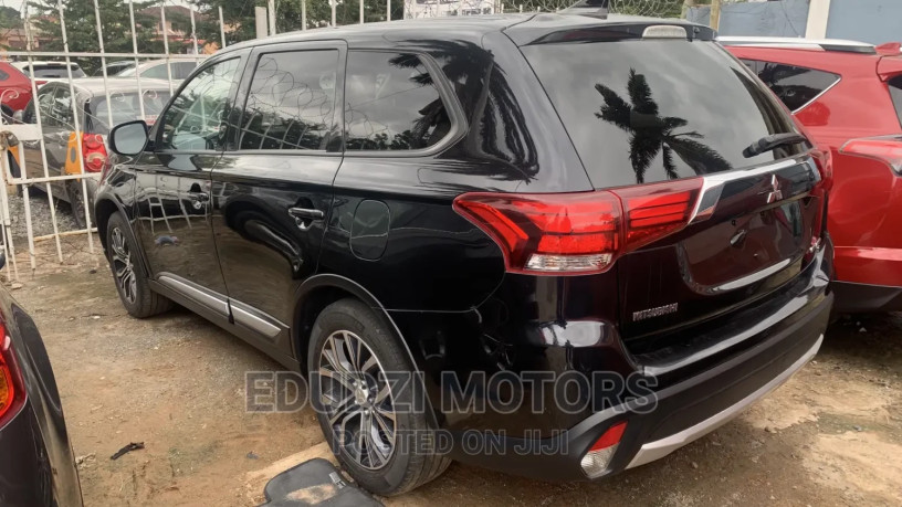 mitsubishi-outlander-se-awc-2018-black-big-0