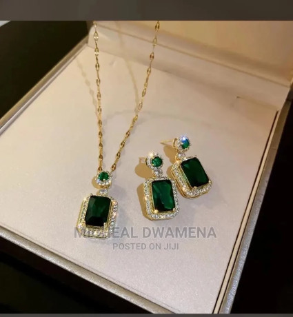 emerald-necklace-with-earrings-big-0