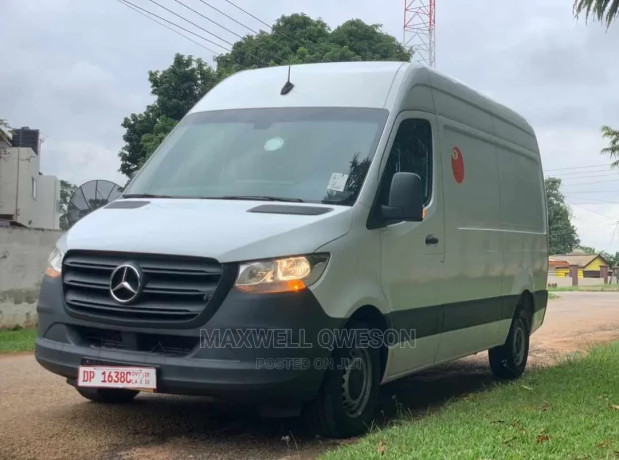 new-mercedes-benz-sprinter-2019-white-big-4