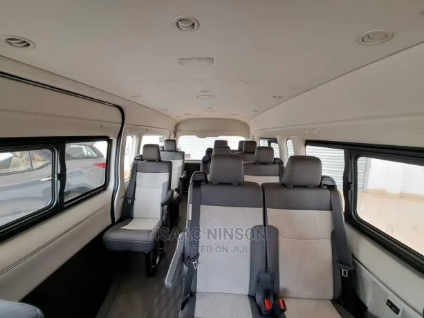 new-toyota-hiace-2022-big-1