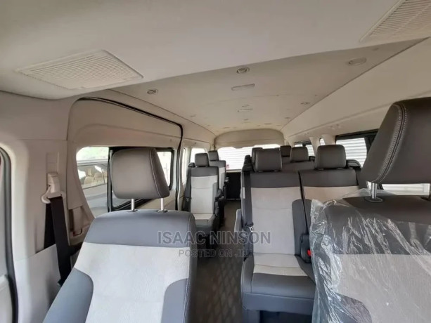 new-toyota-hiace-2022-big-2