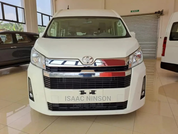 new-toyota-hiace-2022-big-0