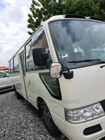 toyota-coaster-2015-white-big-2