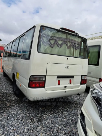 toyota-coaster-2015-white-big-3