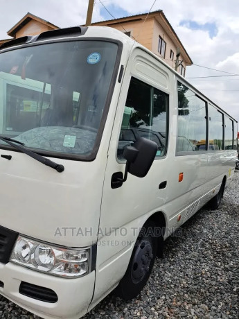 toyota-coaster-2015-white-big-0