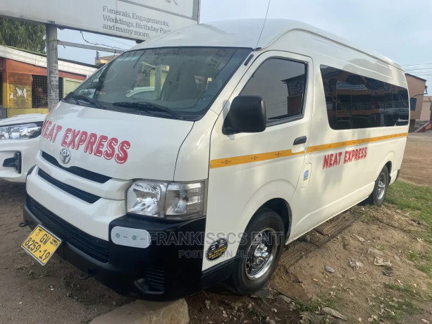 toyota-hiace-2019-white-big-1