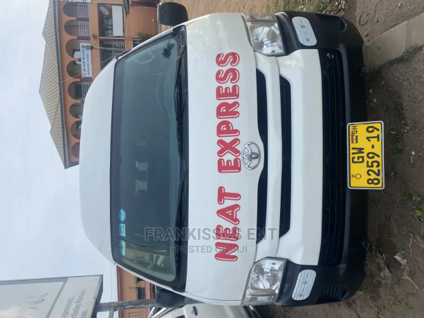 toyota-hiace-2019-white-big-0