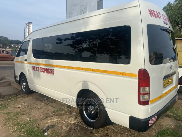 toyota-hiace-2019-white-big-4