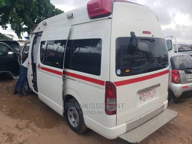 toyota-hiace-2014-white-big-3