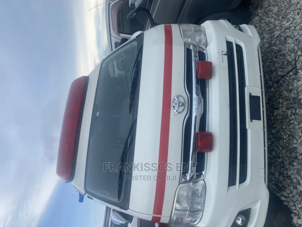 toyota-hiace-2014-white-big-2