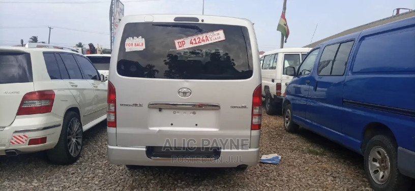 toyota-hiace-2014-grey-big-3