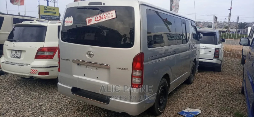 toyota-hiace-2014-grey-big-2