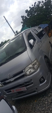 toyota-hiace-2014-grey-big-1