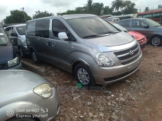 hyundai-starex-2015-grey-big-3