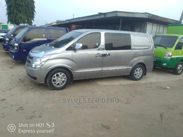 hyundai-starex-2015-grey-big-0