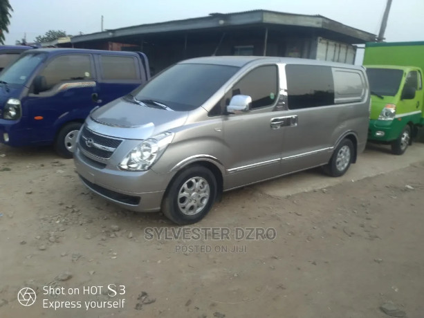 hyundai-starex-2015-grey-big-1