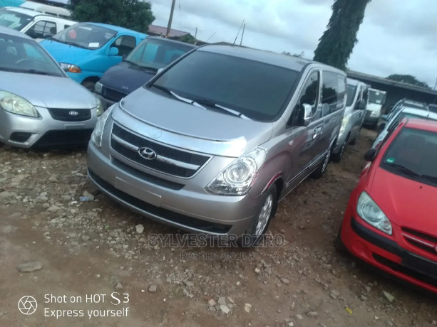 hyundai-starex-2015-grey-big-4