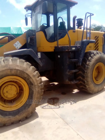 fairly-used-loader-for-sale-in-takoradi-big-0