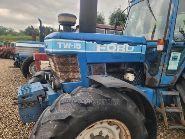 ford-farm-tractor-big-0