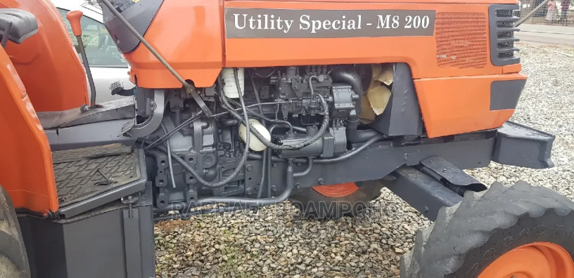 kubota-m8-200-utility-tractor-big-4