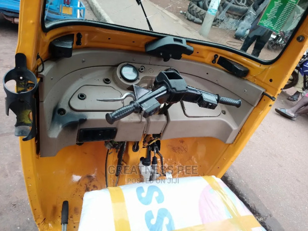 bajaj-re-2020-yellow-big-3