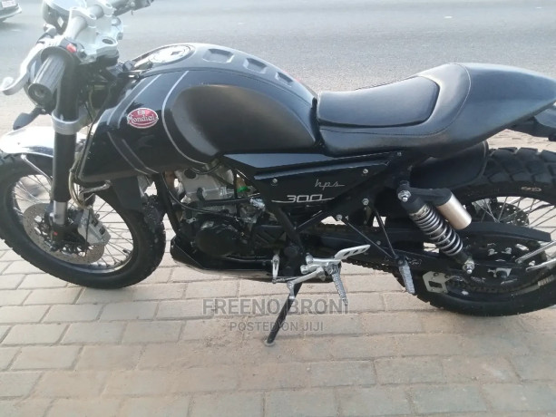 moto-guzzi-2021-black-big-4