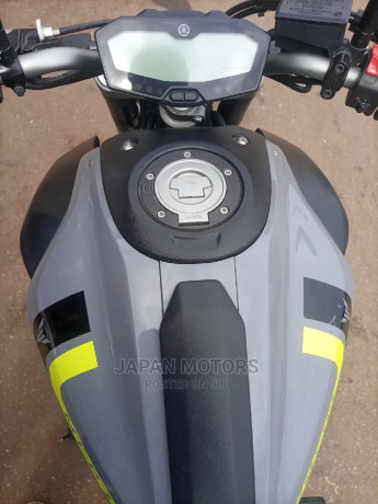 yamaha-fz-2018-gray-big-2