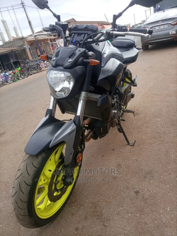 yamaha-fz-2018-gray-big-3