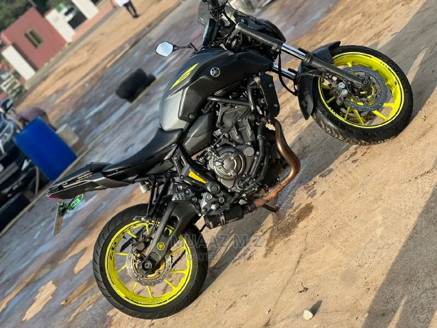 yamaha-fz-2018-gray-big-1