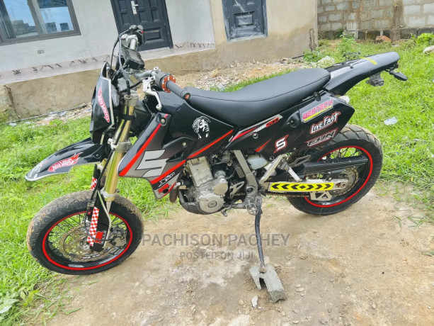 suzuki-dr-z-2019-black-big-3