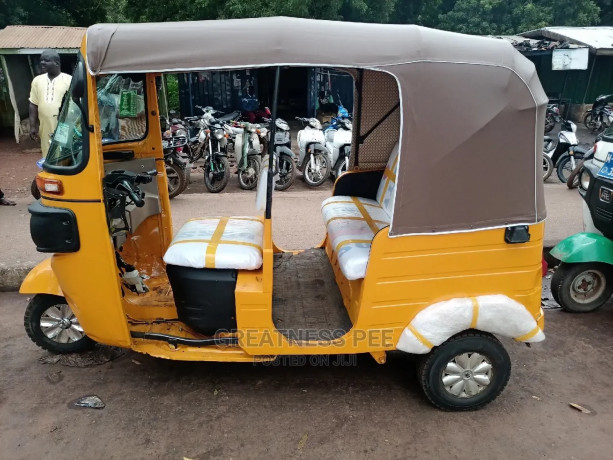 bajaj-re-2020-yellow-big-4