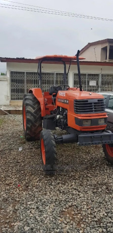 kubota-m8-200-utility-tractor-big-3