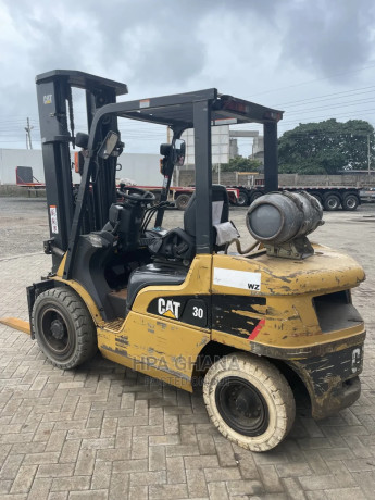 cat-3t-gas-forklift-01-big-2