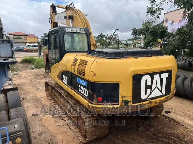 excavator-cat320d-d6-big-3