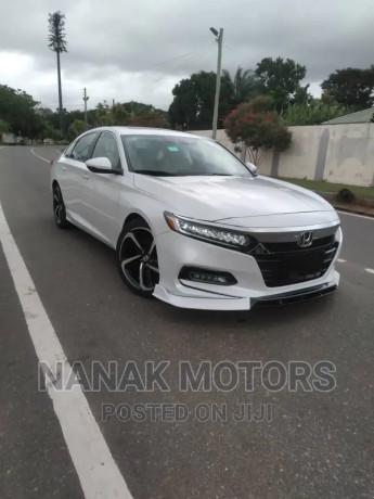 honda-accord-2018-white-big-0