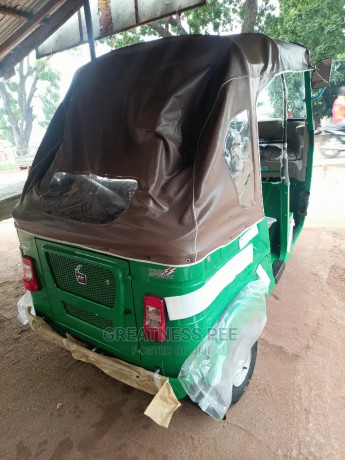 new-bajaj-re-2023-green-big-3