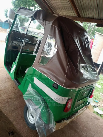 new-bajaj-re-2023-green-big-4