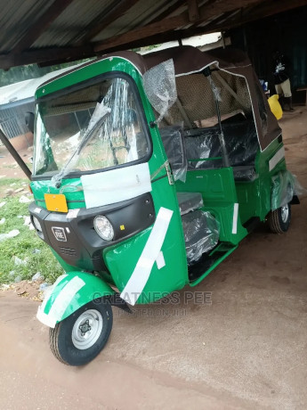 new-bajaj-re-2023-green-big-0