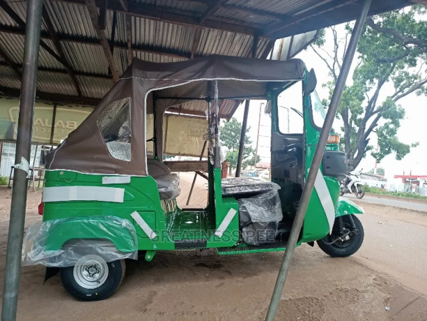 new-bajaj-re-2023-green-big-1