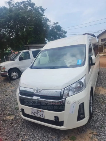 toyota-hiace-bus-13-seater-for-rental-big-3