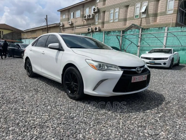 toyota-camry-2017-white-big-0